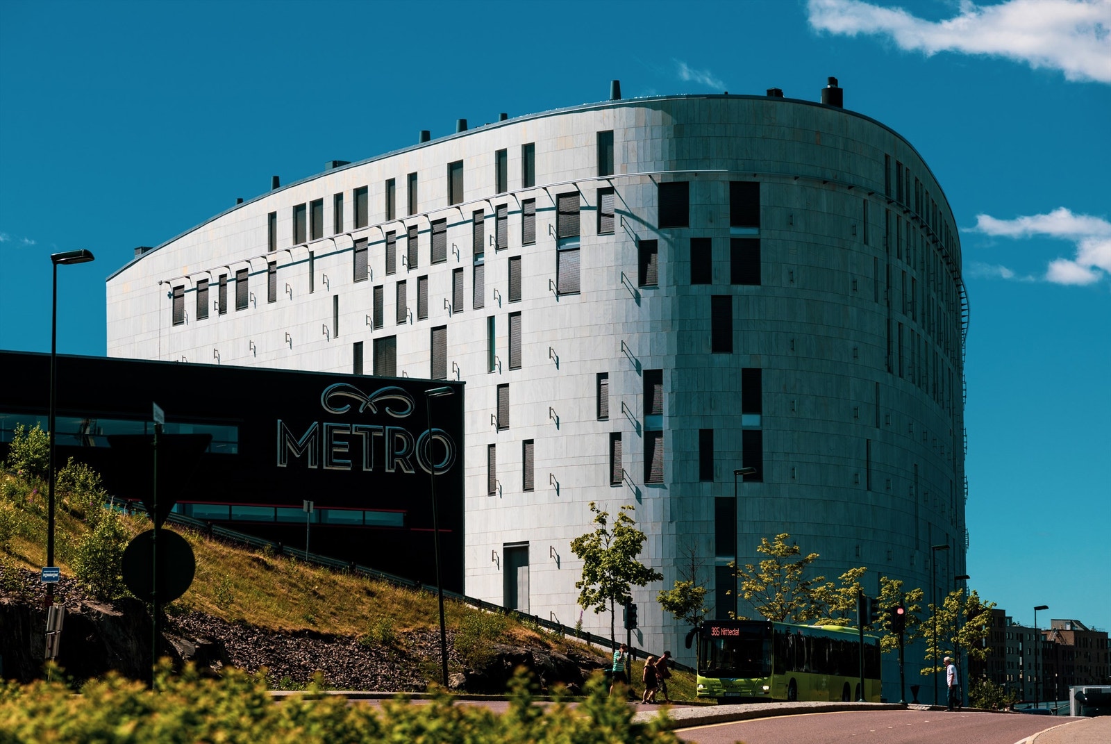 Metro Senter ligger 18 minutter gange unna, ellers kommer man seg dit med buss som går 2 minutter fra leiligheten og stopper rett ved senteret på Lørenskog Bussterminal. Galleribilde