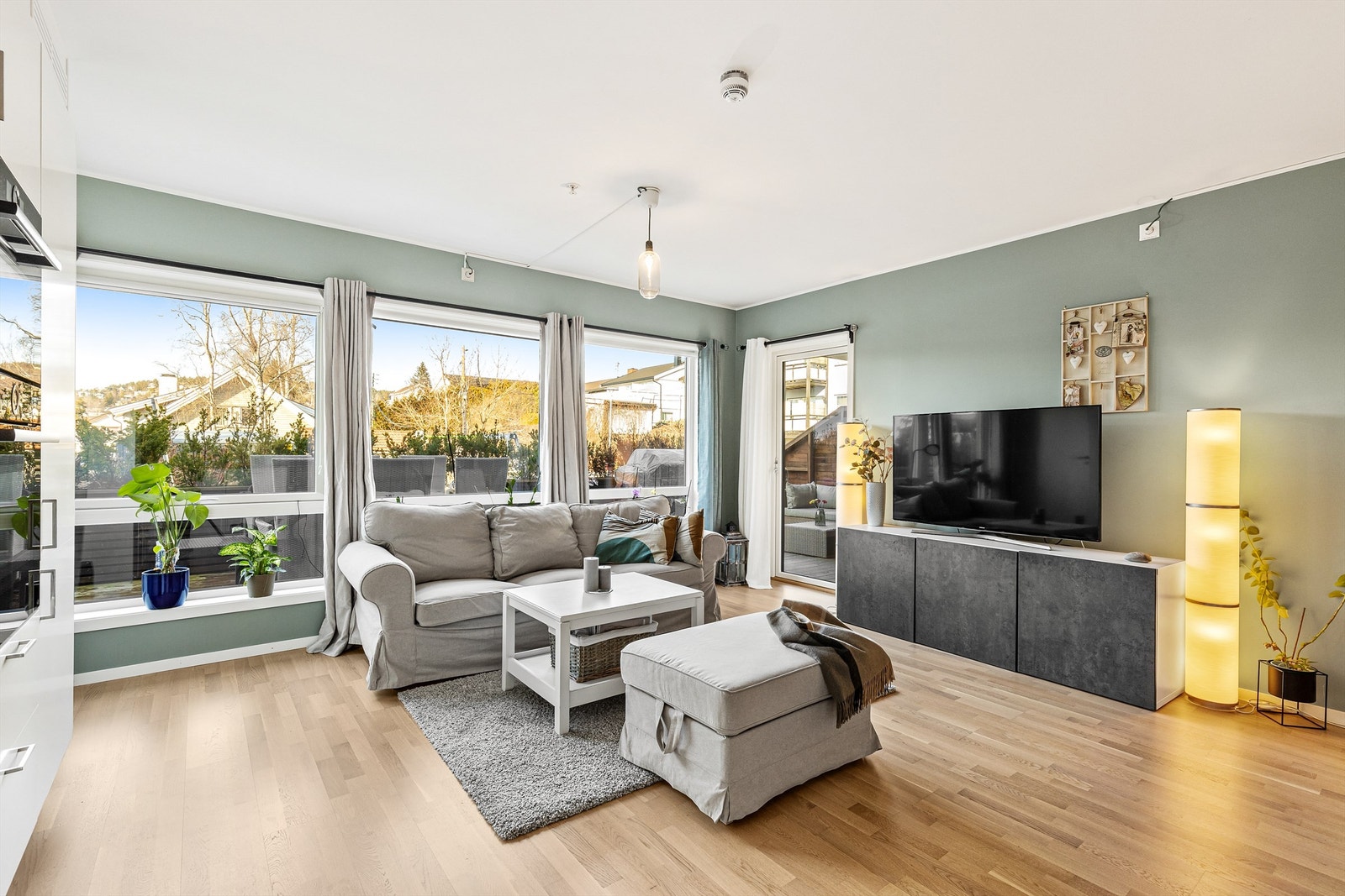 Stuen er lys og romslig med god plass til å innrede med ønsket møblement. Her er det god plass til sofa, salongbord og TV-seksjon. Galleribilde