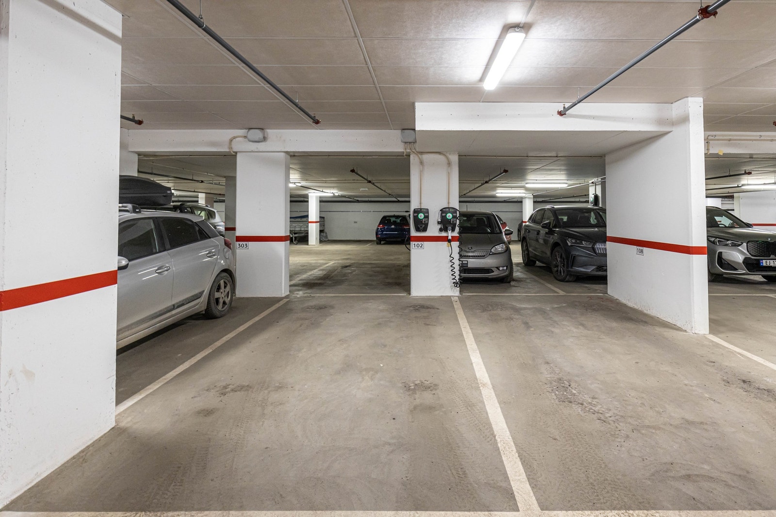 Det er også to disponible garasjeplasser, en med elbillader. Galleribilde