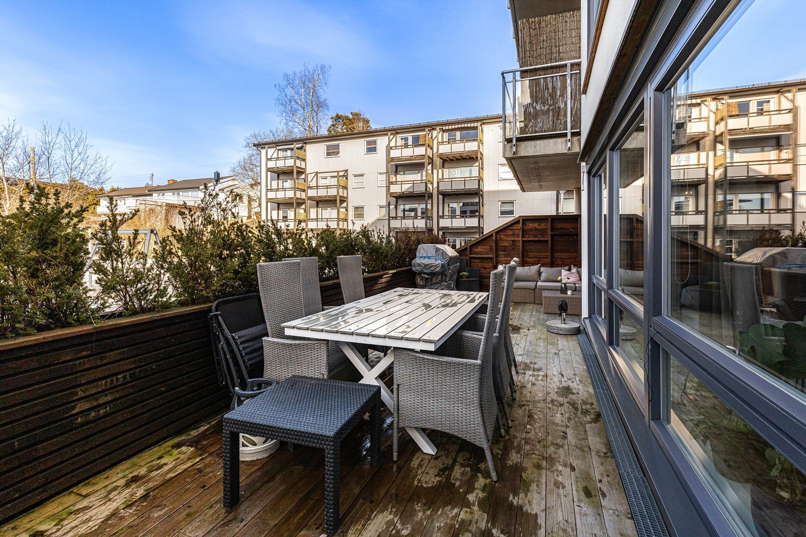 Terrassen strekker seg langs nesten hele den ene siden av boligen. Galleribilde