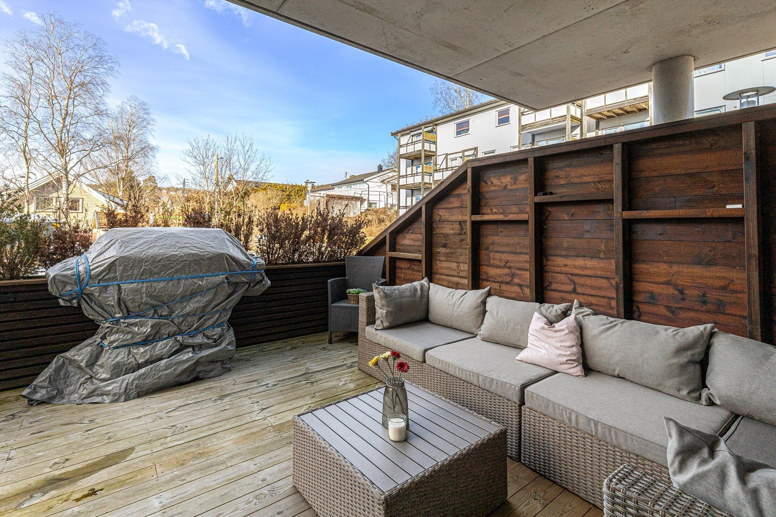 På sommerstid fungerer terrassen som en fin forlengelse av stuen, og er en perfekt plass å invitere familie og venner på grilling. Galleribilde