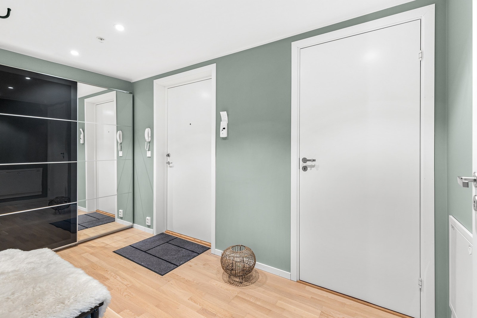 I entréen er det også en romslig skyvedørsgarderobe som gjør det enkelt å holde orden i yttertøyet. Galleribilde