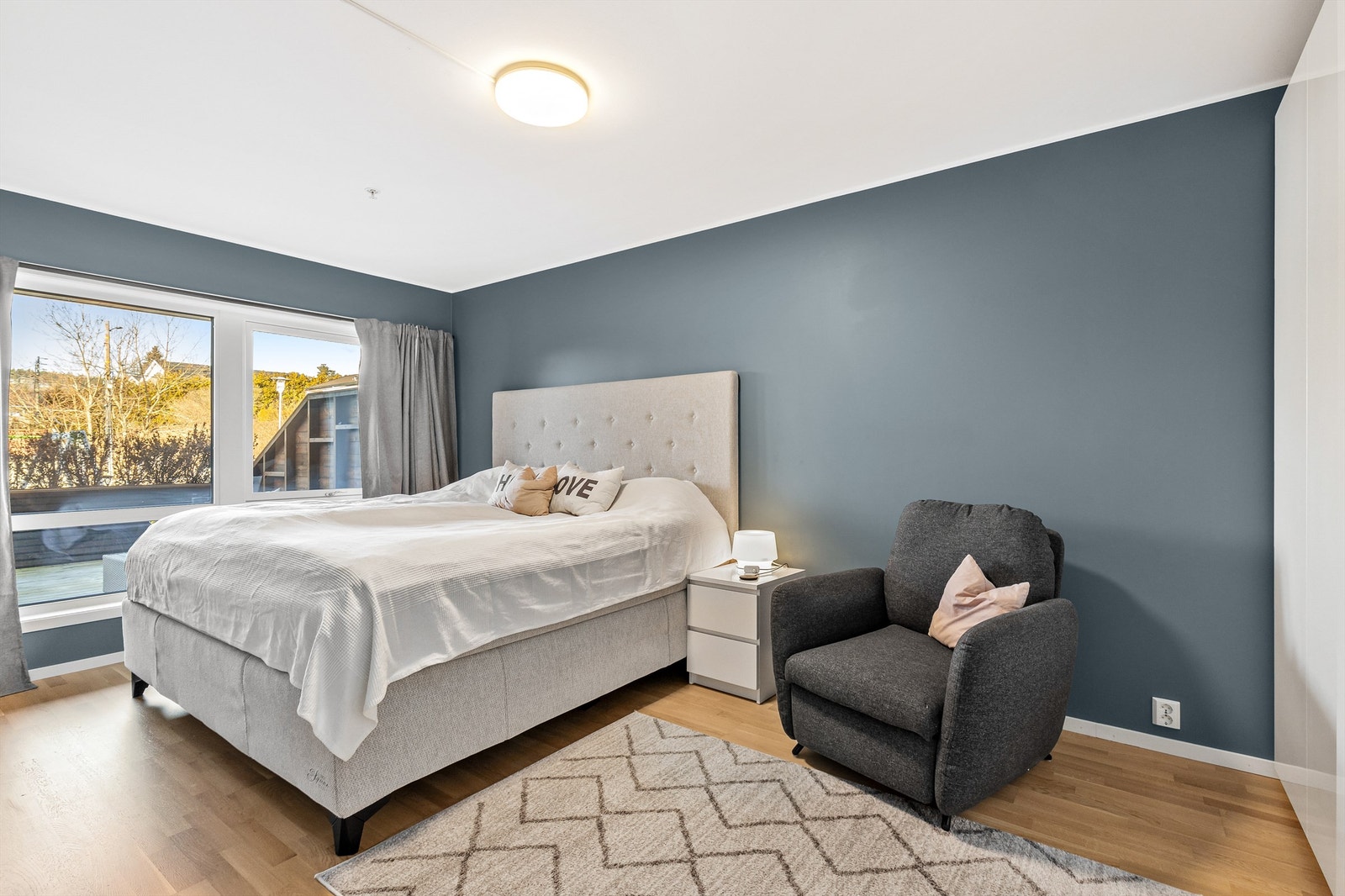 Hovedsoverommet er av god størrelse med plass til dobbeltseng, tilhørende nattbord og annet ønskelig soveromsmøblement. Store vindusflater skaper en luftig atmosfære det er behagelig å våkne i. Galleribilde