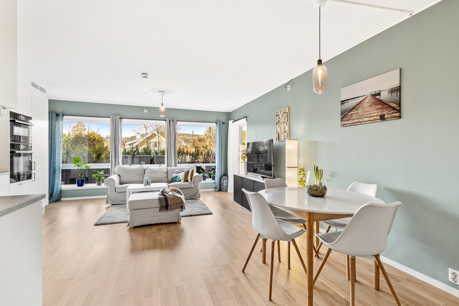 En familievennlig 4-roms eierleilighet på Fjellhamar, bestående av entré, innvendig bod, 3 soverom, en stor og åpen stue/kjøkken-løsning, et romslig bad og en markterrasse på hele 32 kvm. Galleribilde