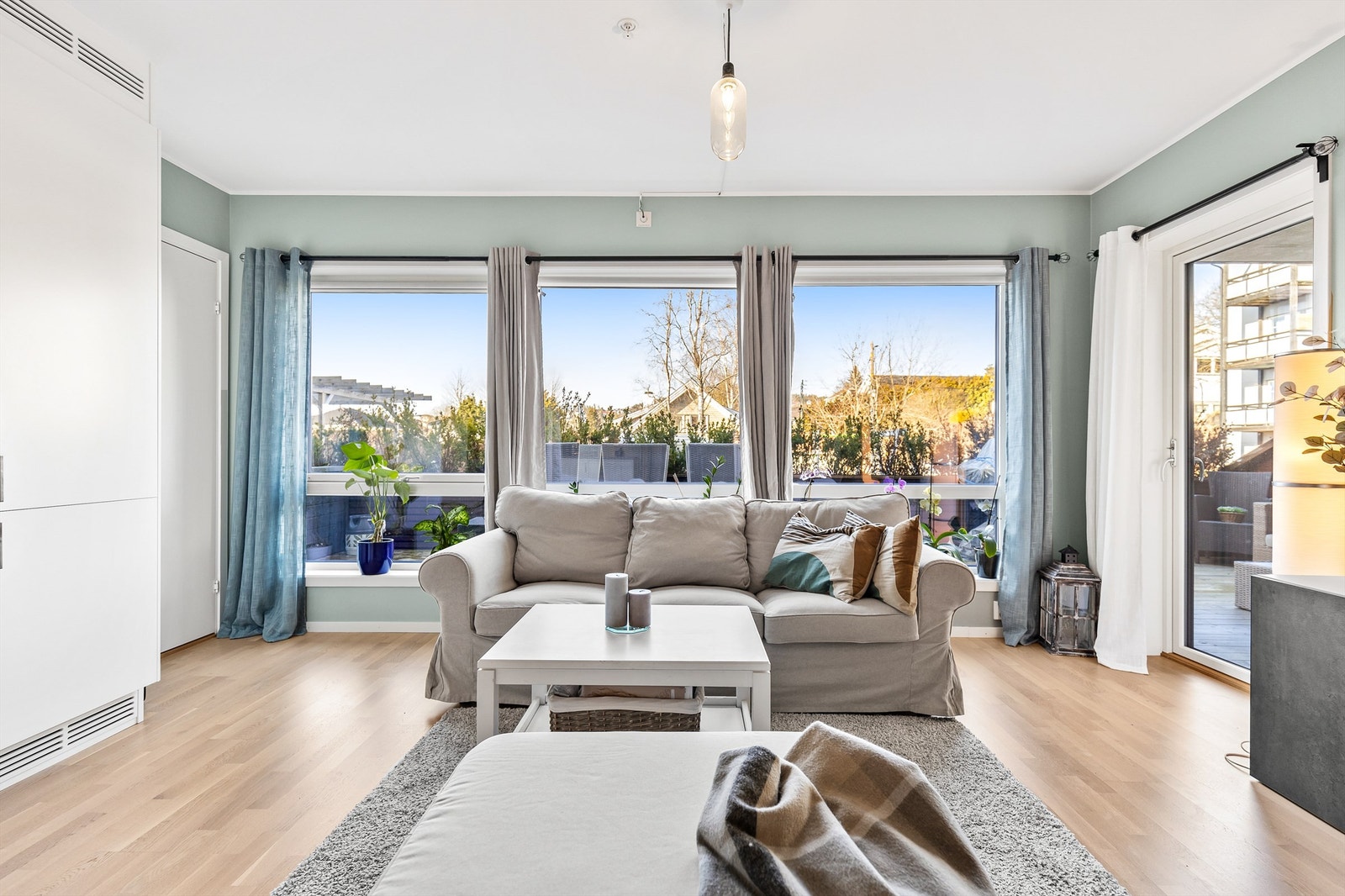 De store vinduene slipper inn rikelig med dagslys, noe som skaper en luftig og åpen romfølelse. Galleribilde