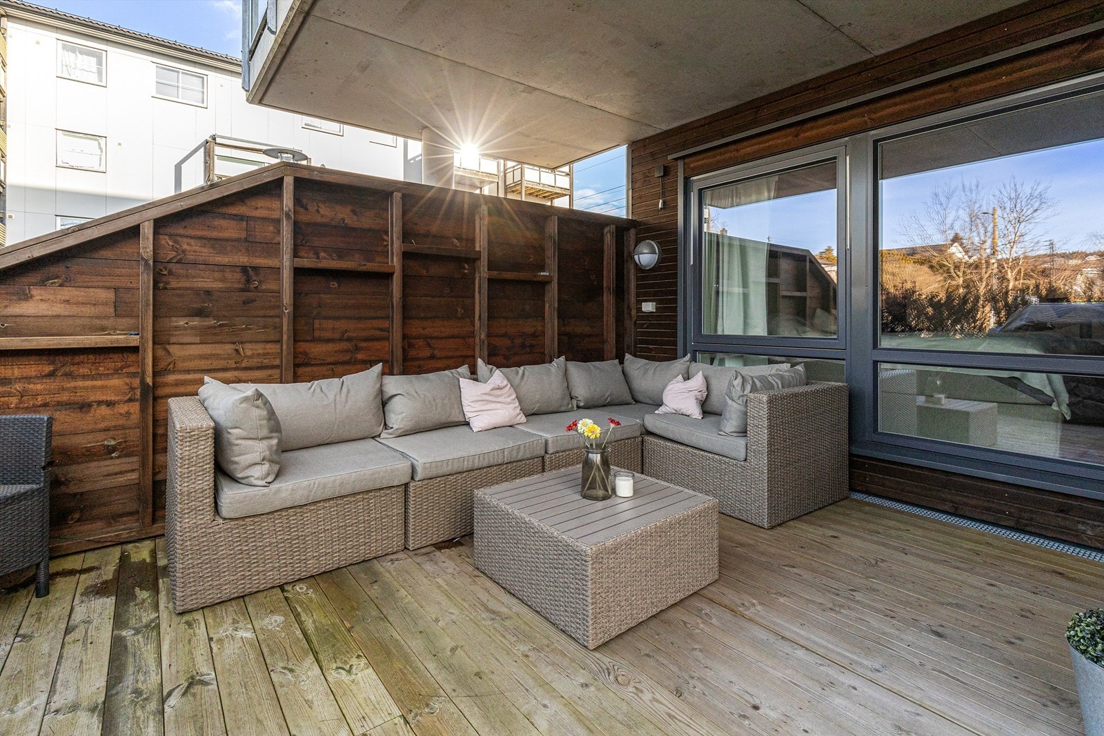 Fra stuen er det utgang til en stor markterrasse på hele 32 kvm. Her er det god plass til å møblere med ønsket utemøblement. Galleribilde