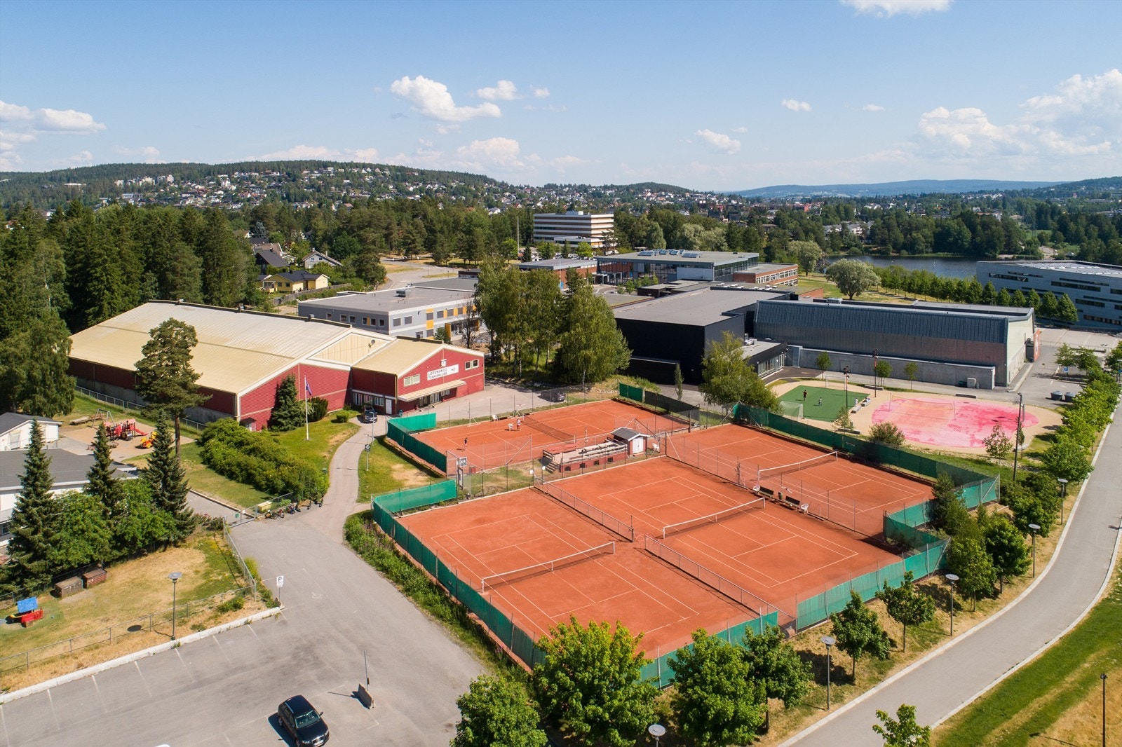Lørenskog Tennisklubb ligger kun 20 minutter gange eller en kort kjøretur unna boligen. Galleribilde