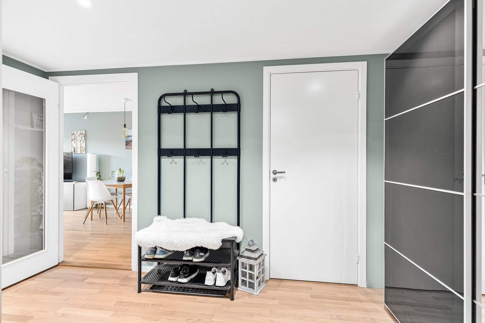 Velkommen inn i leiligheten! Entréen er av god størrelse og har god plass til å henge fra seg yttertøy og sko. Galleribilde