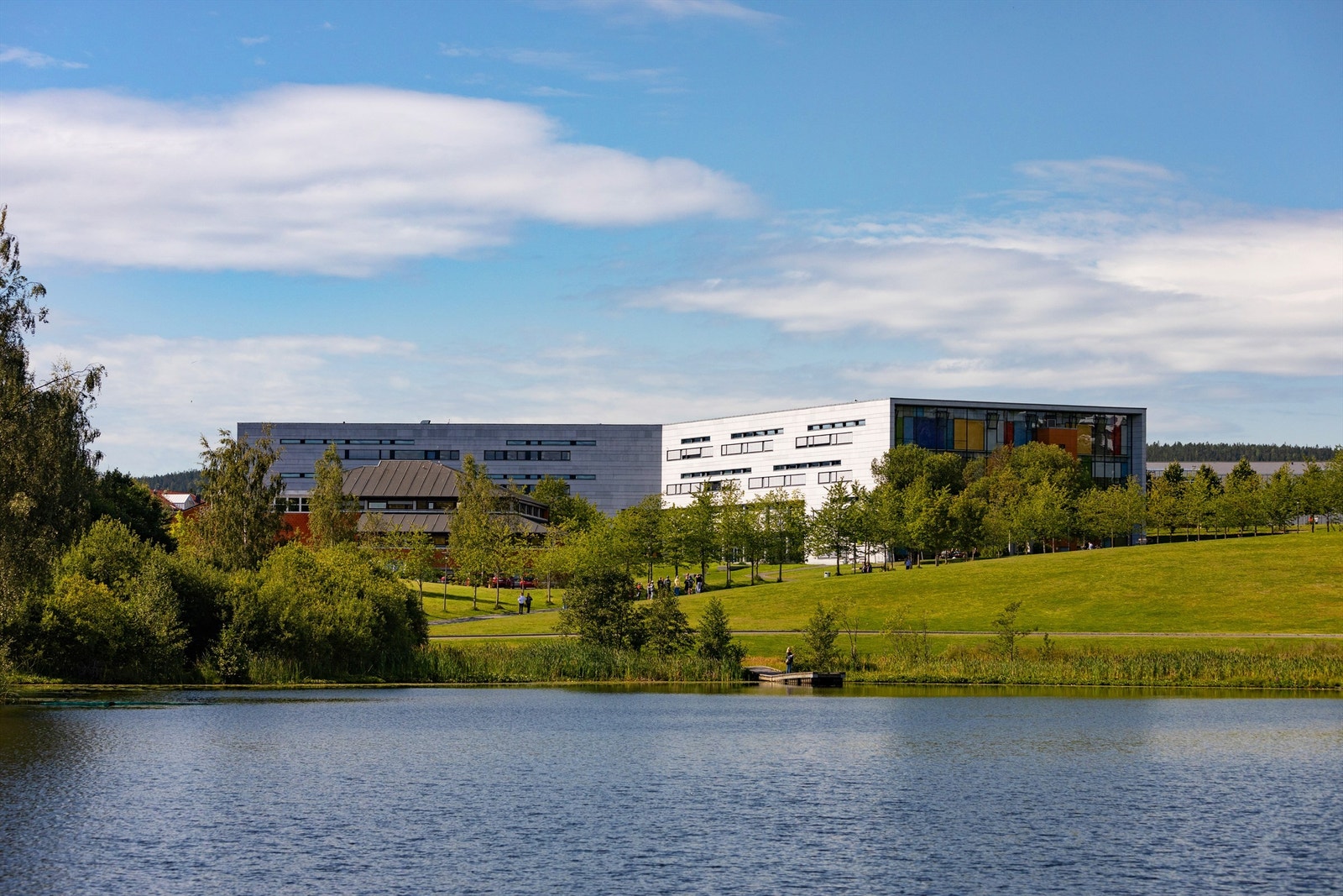 Mailand videregående skole ligger i området med ca 900 elever. Galleribilde