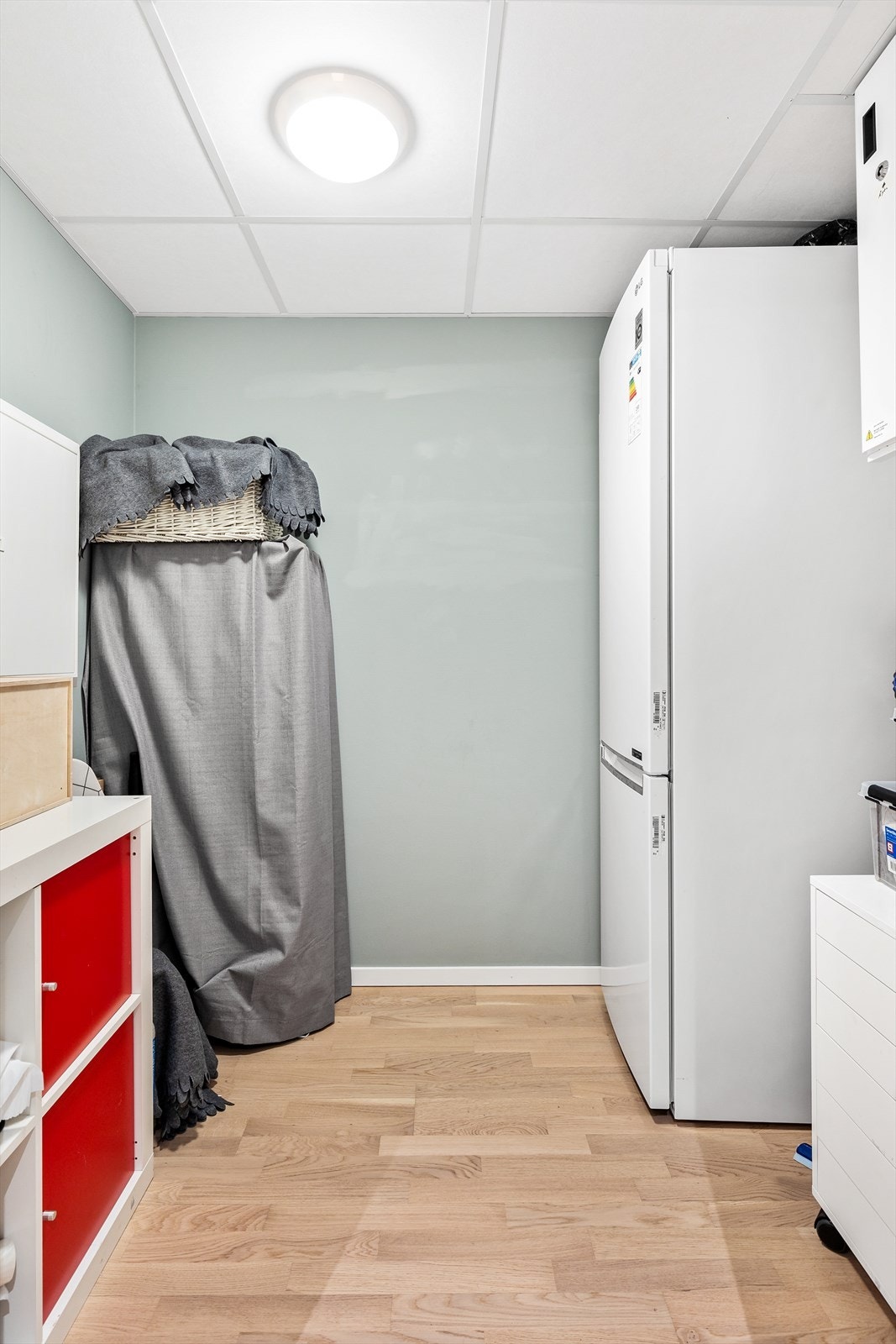 Fra entréen er det også adkomst til en innvendig bod. Her kan man enten ha en skjult garderobe eller benytte plassen til oppbevaring. Galleribilde