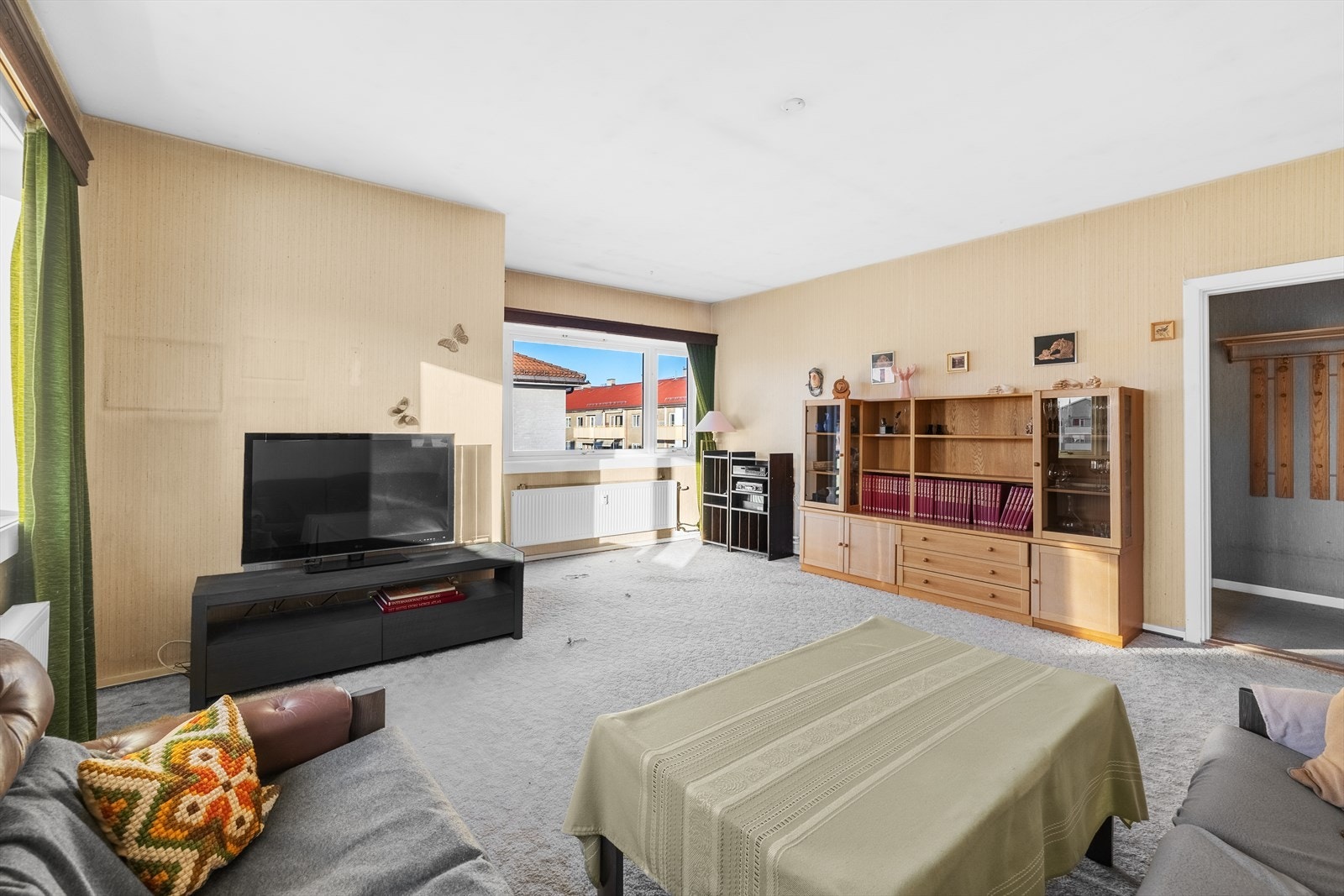 Her er det bl.a plass til en stor sofa med tilhørende stuebord samt spiseplass om ønskelig. Galleribilde