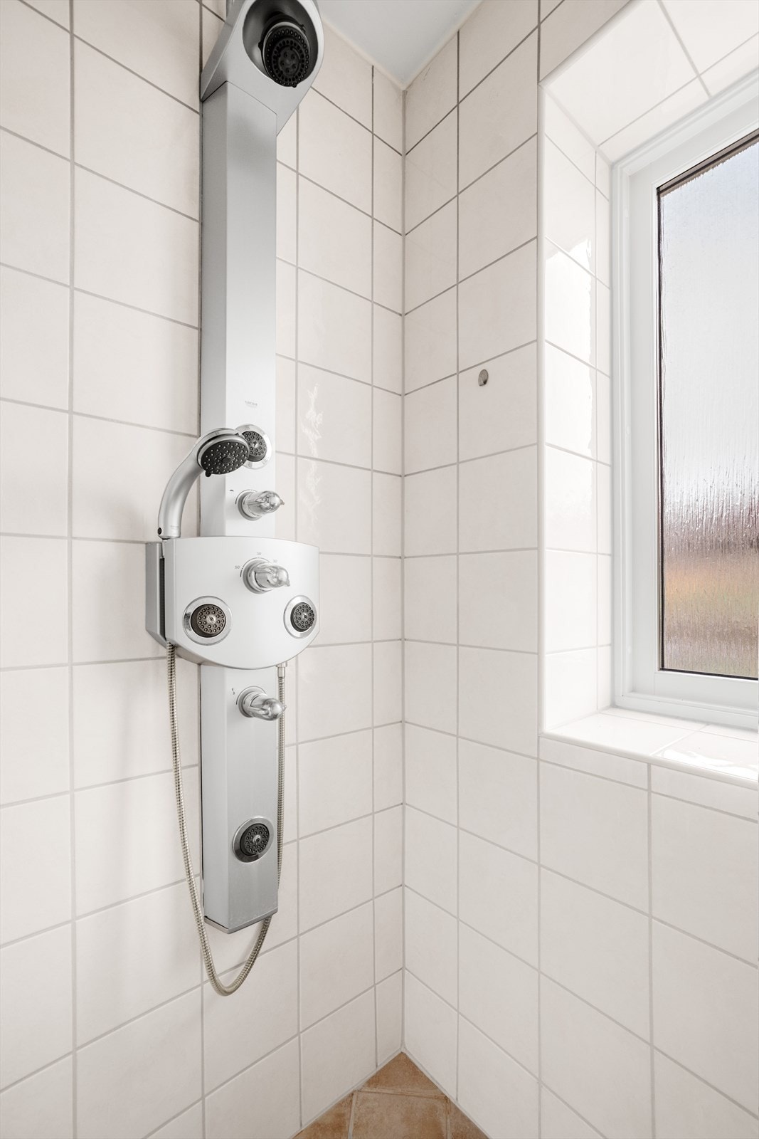 Innredet med servant/skap, toalett, dusjnisje med skyvedør, speil m/lys og opplegg til vaskemaskin. Galleribilde