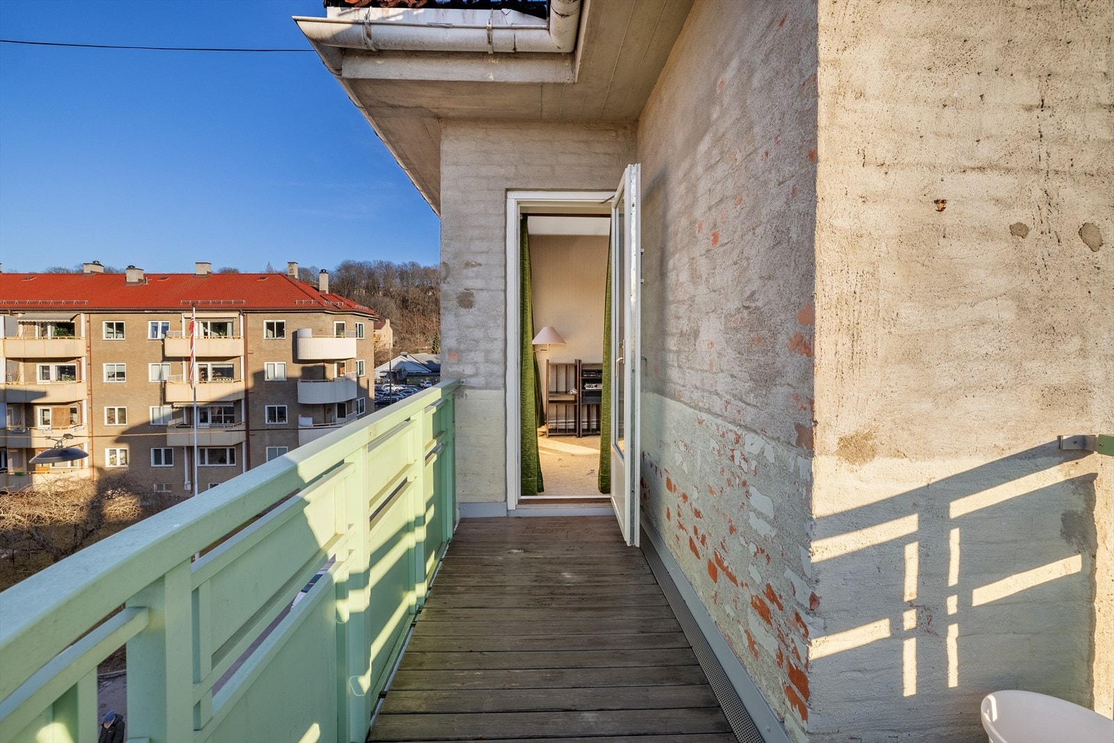 Ettersom at balkongen er nordvestvendt kan du nyte solen her fra ettermiddagen og utover på varme sommerkvelder. Galleribilde
