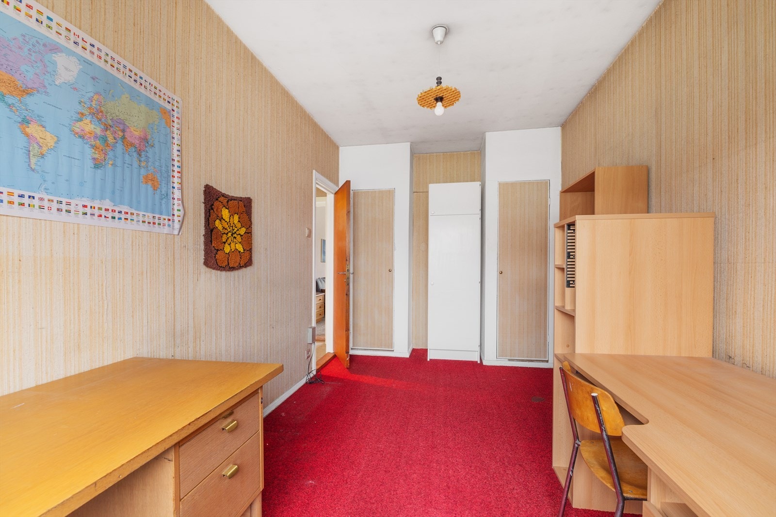 Vinduet vender ut mot bakgård. Plassbygde garderobeskap. Galleribilde