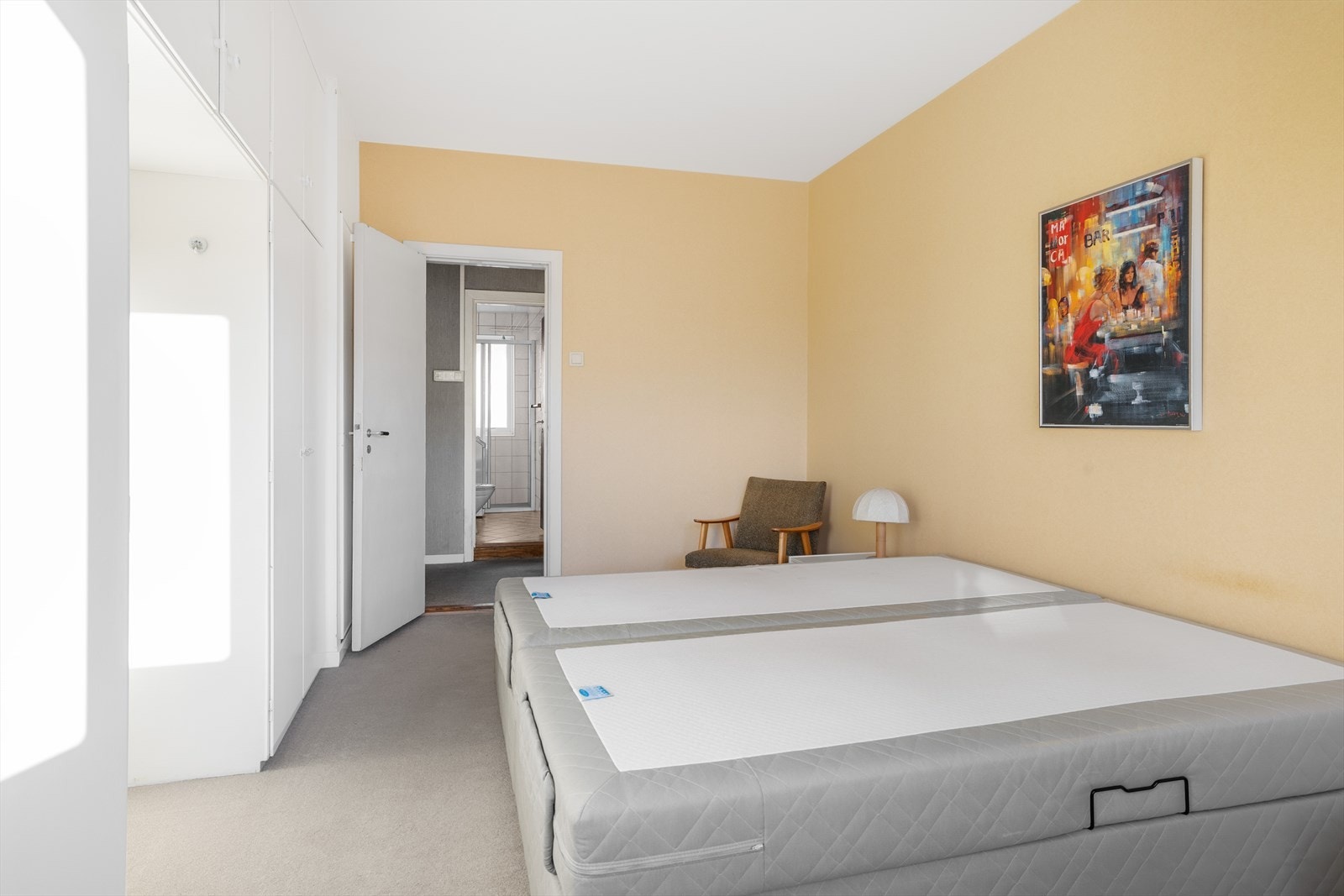 Hovedsoverommet er romslig, med god plass til en stor dobbeltseng og nattbord på hver side samt øvrig møblement. Galleribilde