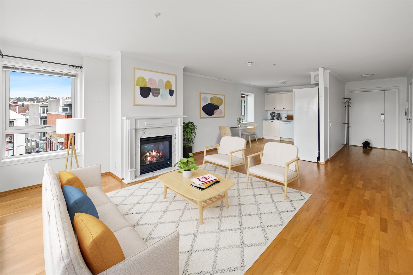 Stuen kan trygt kalles for romslig, og den fine gasspeisen sørger for en lun og varm atmosfære på de mørke og kalde vinterkvelder. Galleribilde