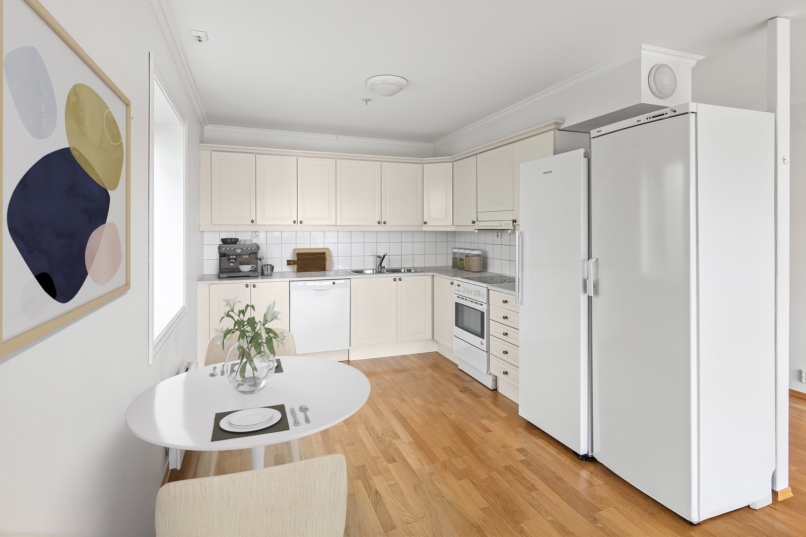 Kjøkken med plass til spisegruppe Galleribilde