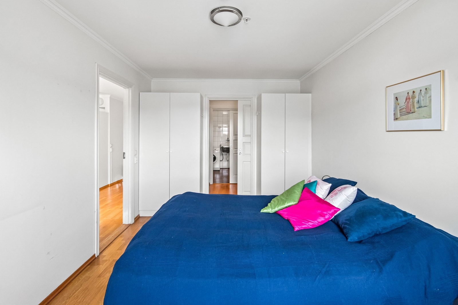 Soverom med adkomst til gang/bod og bad Galleribilde