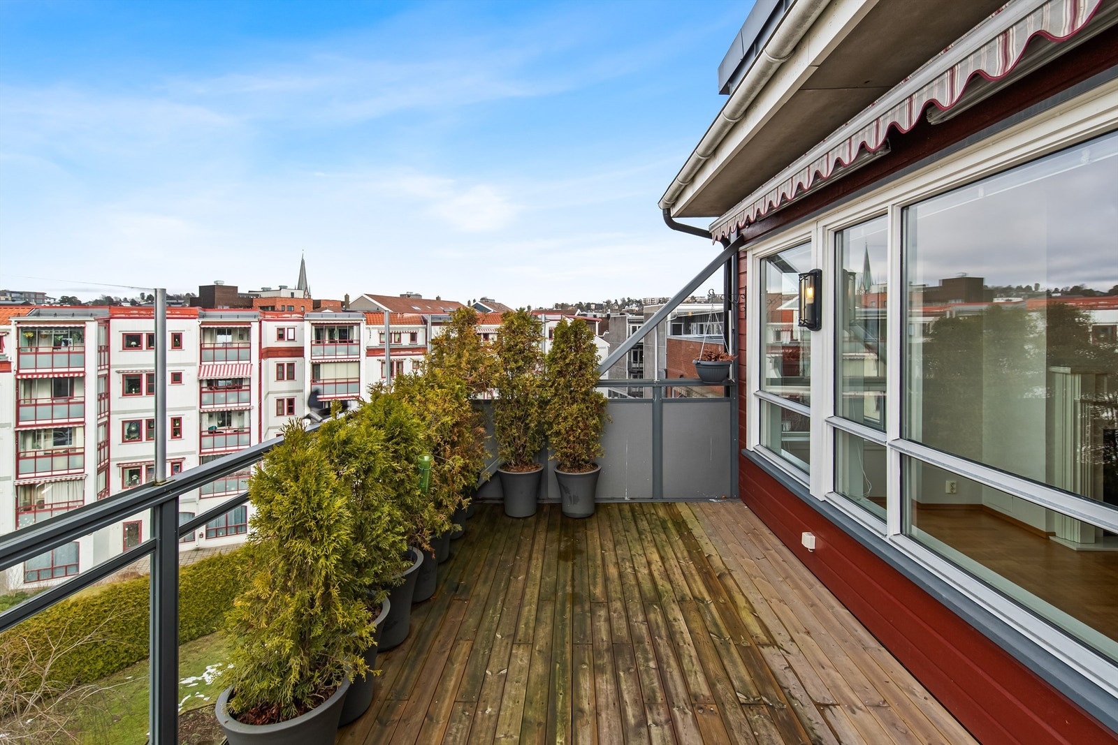 Romslig balkong med plass til sittegruppe Galleribilde