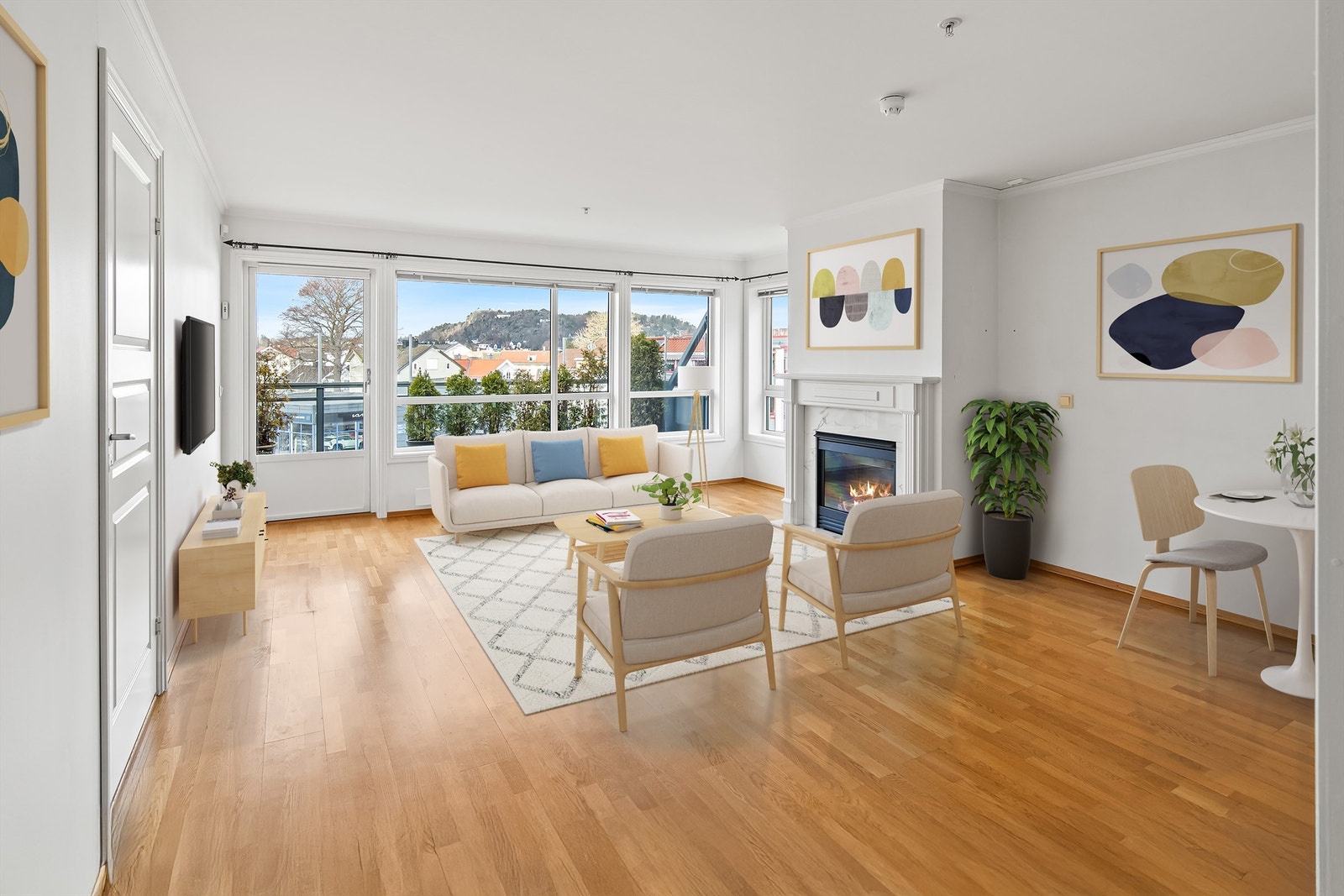 Romslig stue med gasspeis og fin utsikt Galleribilde