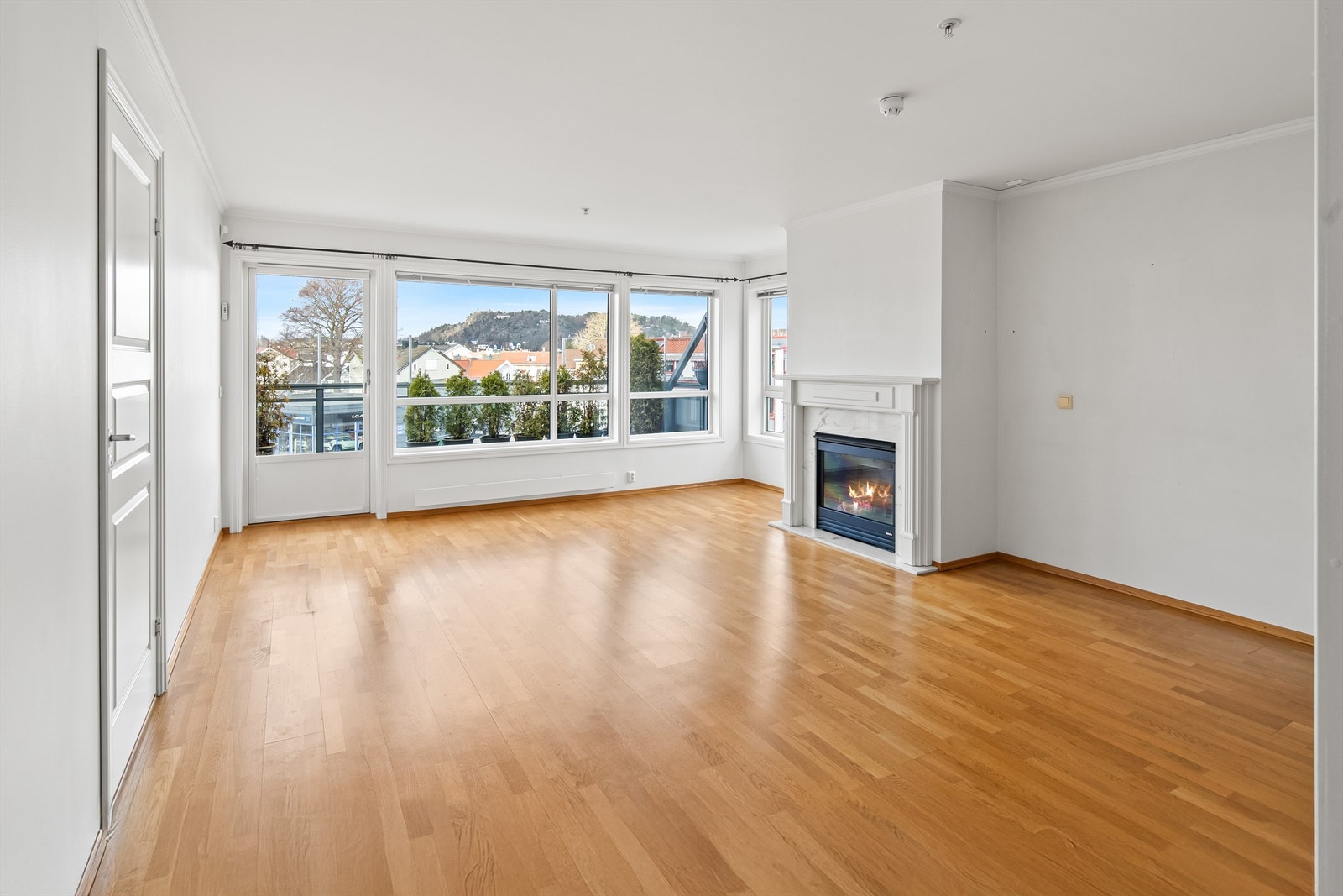 Leiligheten ligger i 5.etasje og har en romslig balkong med plass til sittegruppe, der en har fin utsikt ut over parkanlegg Galleribilde