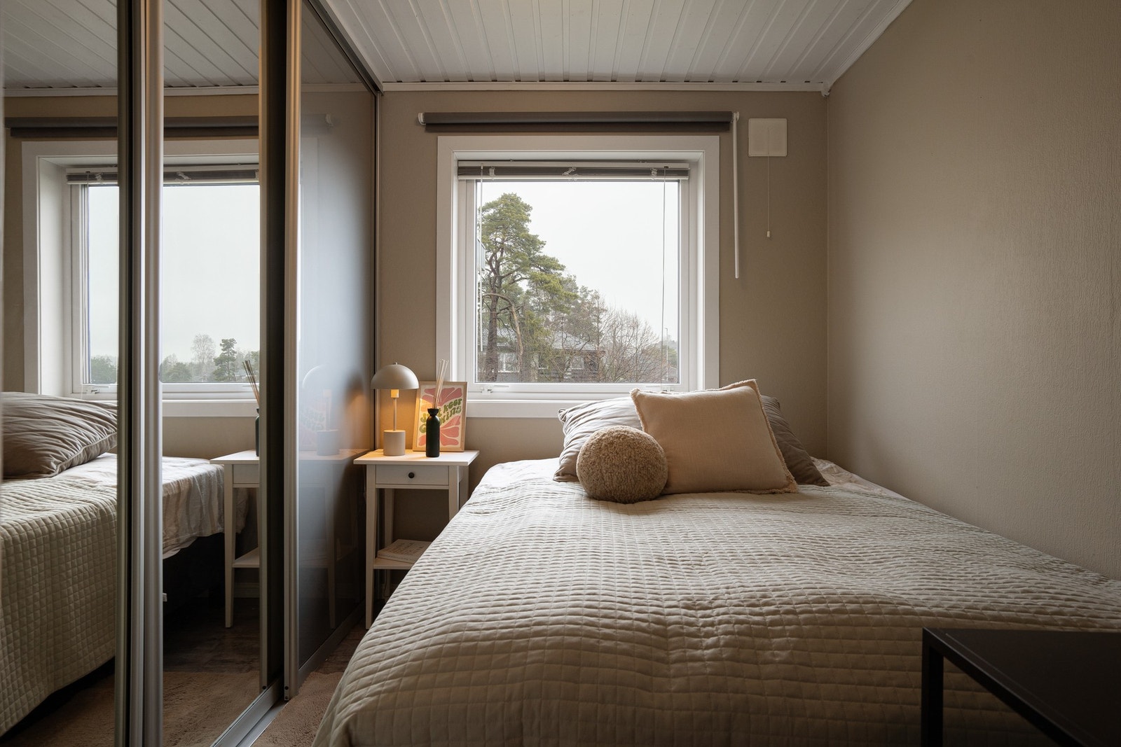 Soverom med skyvedørsgarderobe og med plass til seng og nattbord. Galleribilde