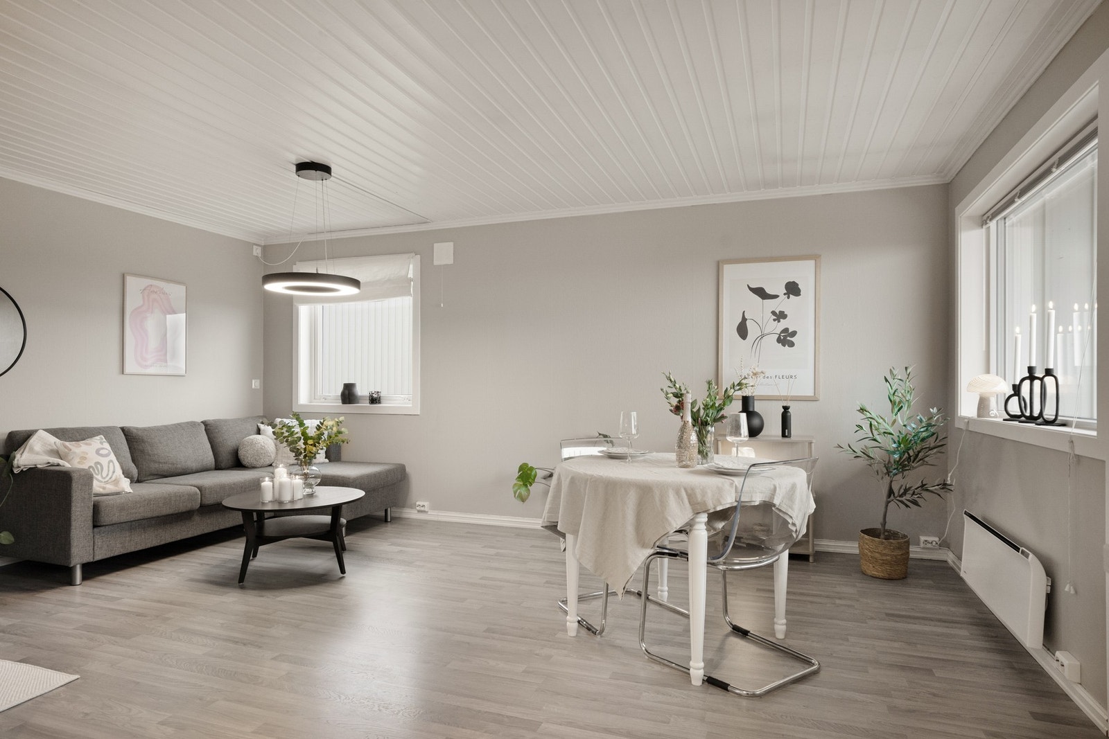 Stuen har godt med lysinnslipp og det er plass til både sofa og spisegruppe. Galleribilde