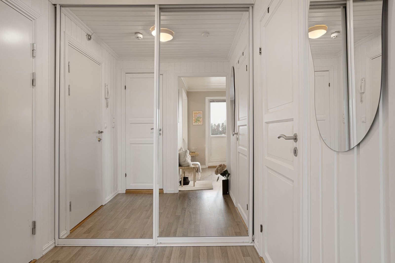 Praktisk skyvedørsgarderobe i gangen med god plass til oppbevaring. Galleribilde