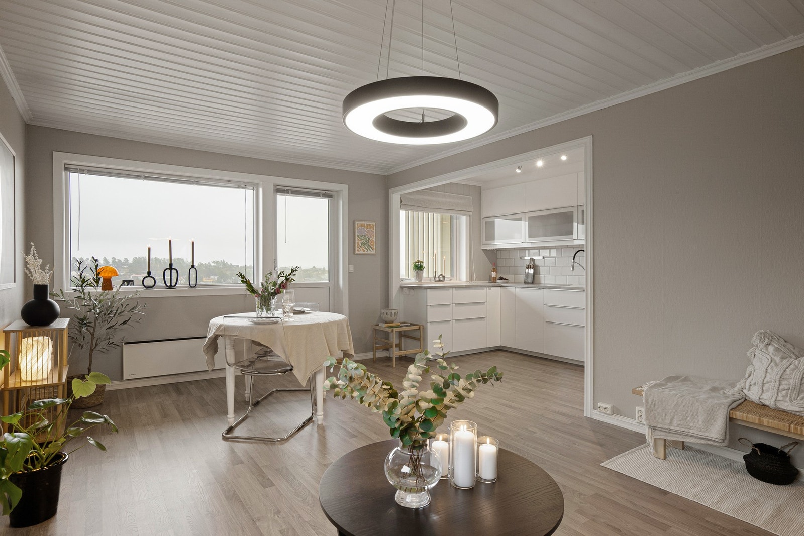 Leiligheten har blant annet åpen stue/kjøkkenløsning med direkte utgang til overbygd veranda med utsikt. Galleribilde