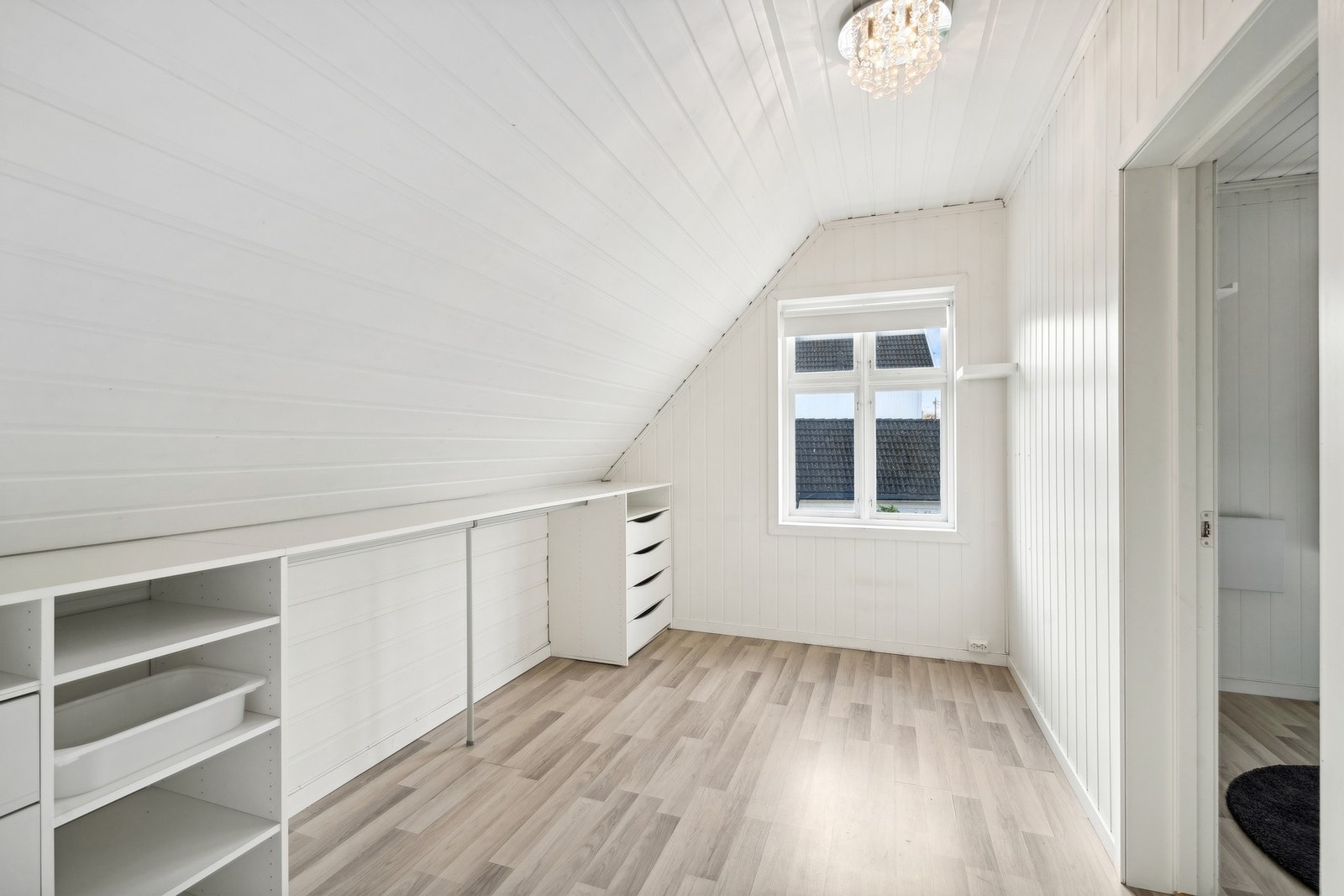 Det er ett soverom i 1. etasje, og 3 soverom i andre etasje. Galleribilde