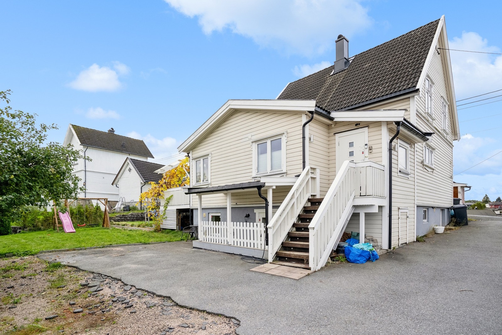 Det er både innvendig og utvendig adkomst til kjelleren. Galleribilde