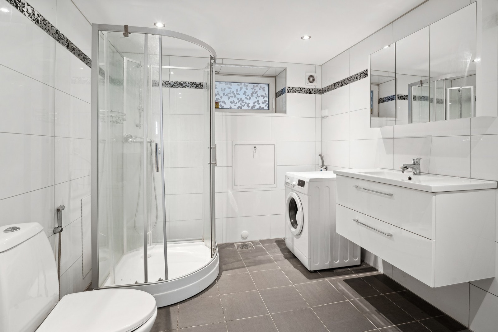 Baderommet i kjelleren. Galleribilde