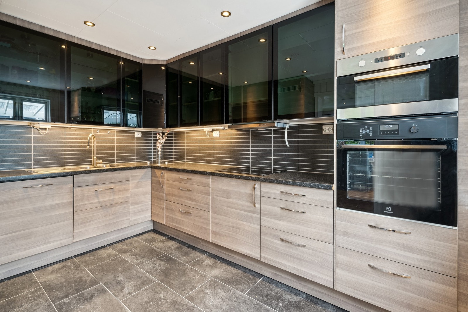 Romslig kjøkken med moderne innredning. Galleribilde