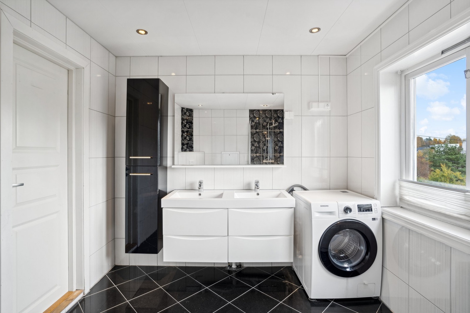 Romslig baderom i 1. etasje. Galleribilde