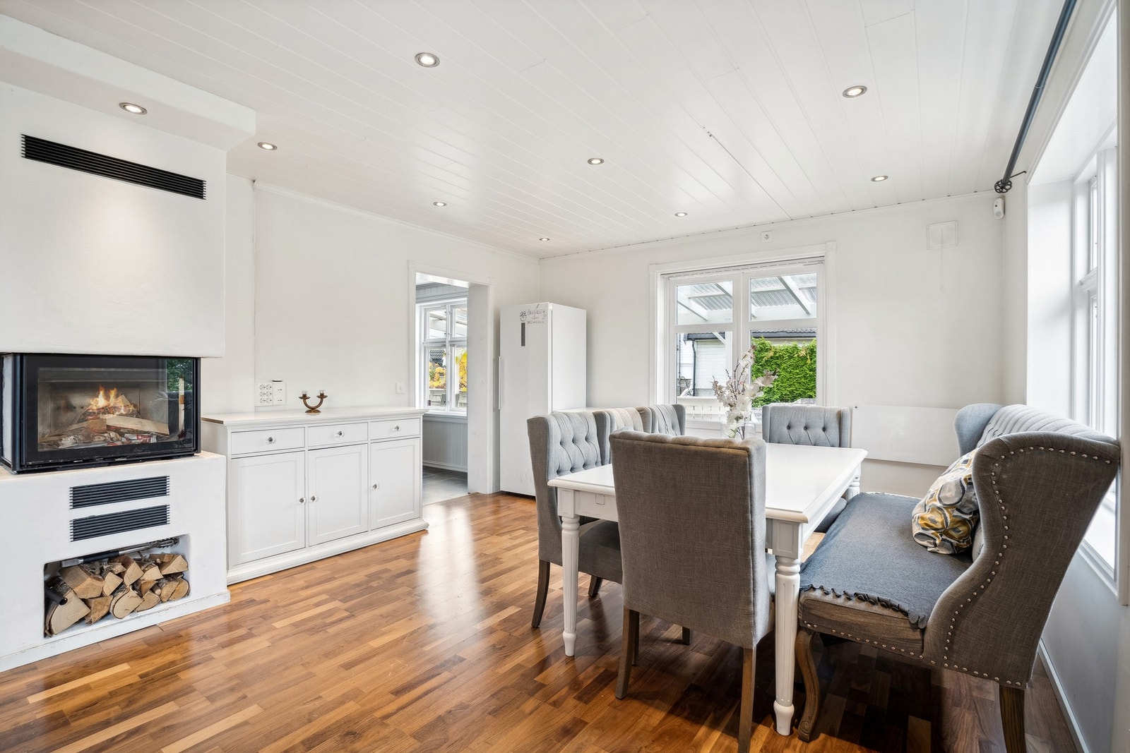 God plass til spisestue ut for kjøkkenet. Galleribilde