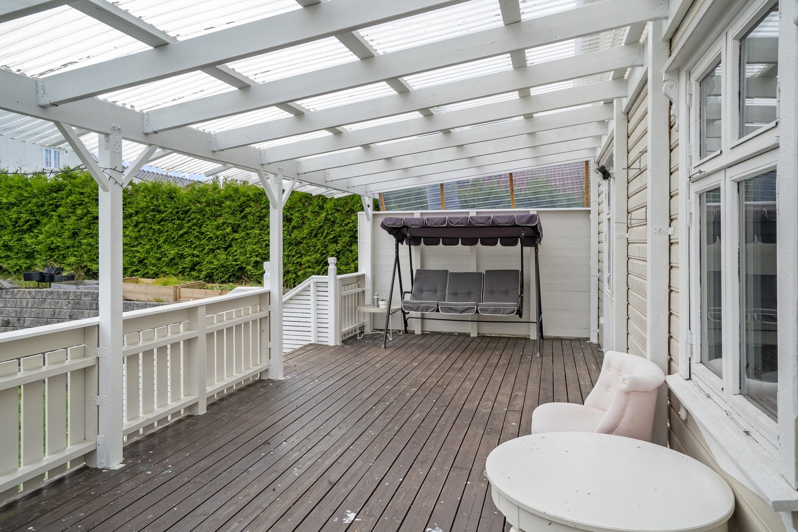 Romslig terrasse på sydsiden av huset. Galleribilde
