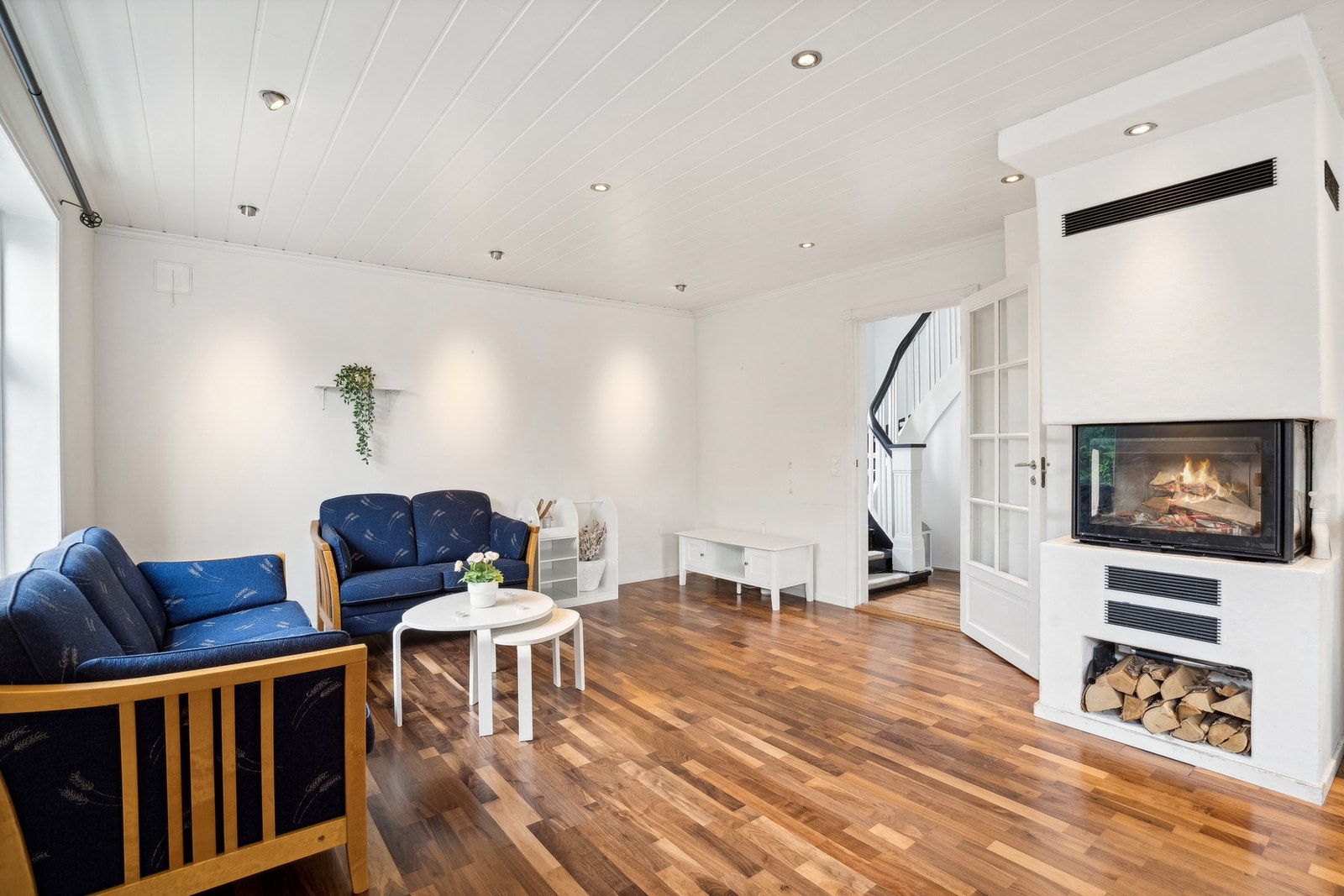 I 1. etasje er det stue, kjøkken, ett soverom og bad. Galleribilde