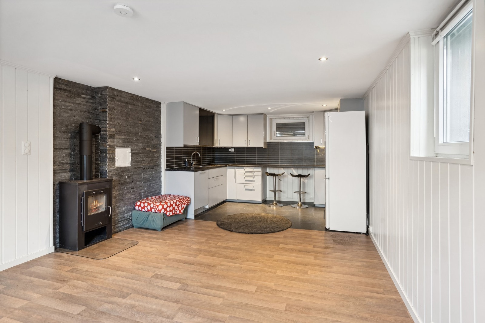 I kjelleren er det stue med åpen kjøkkenløsning. Galleribilde