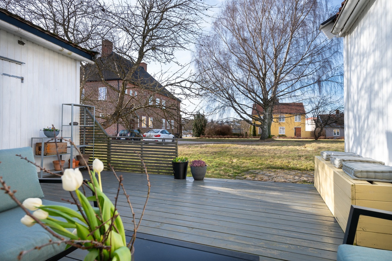 Denne uteplassen ligger mot vest - en solrik orientering med fin ettermiddag- og kveldssol. Plattingen er fra 2019. Galleribilde