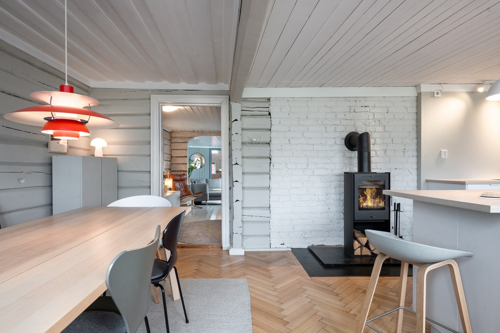 Vegger er belagt med slette flater, malt teglsteinsmur og malte laftede originale tømmervegger. Galleribilde