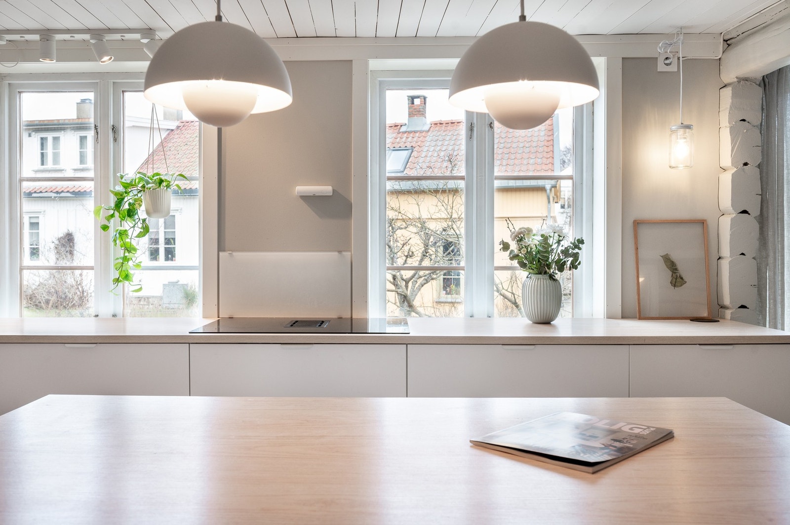 Fra kjøkkenvinduene har du utsyn til Vaterlands brosteinsbelagte gater med lite trafikk. Galleribilde