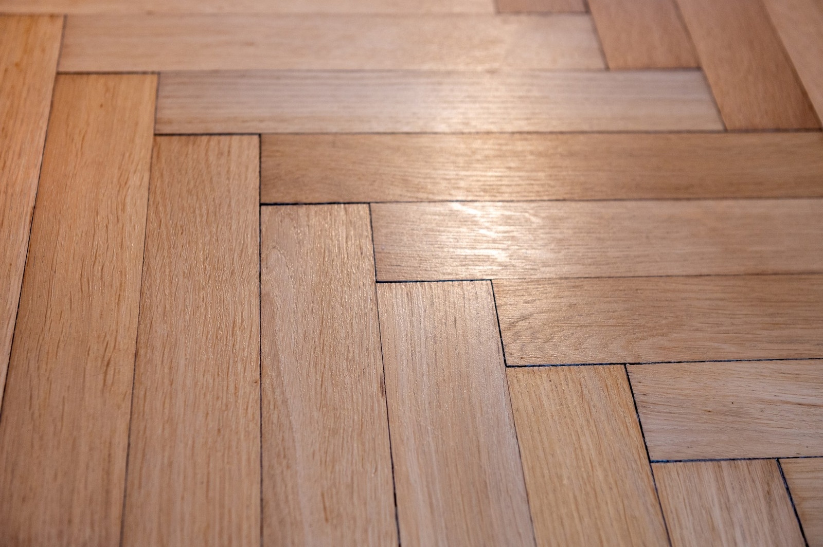 Kjøkken: Fiskebensparkett slipt i 2022. Galleribilde