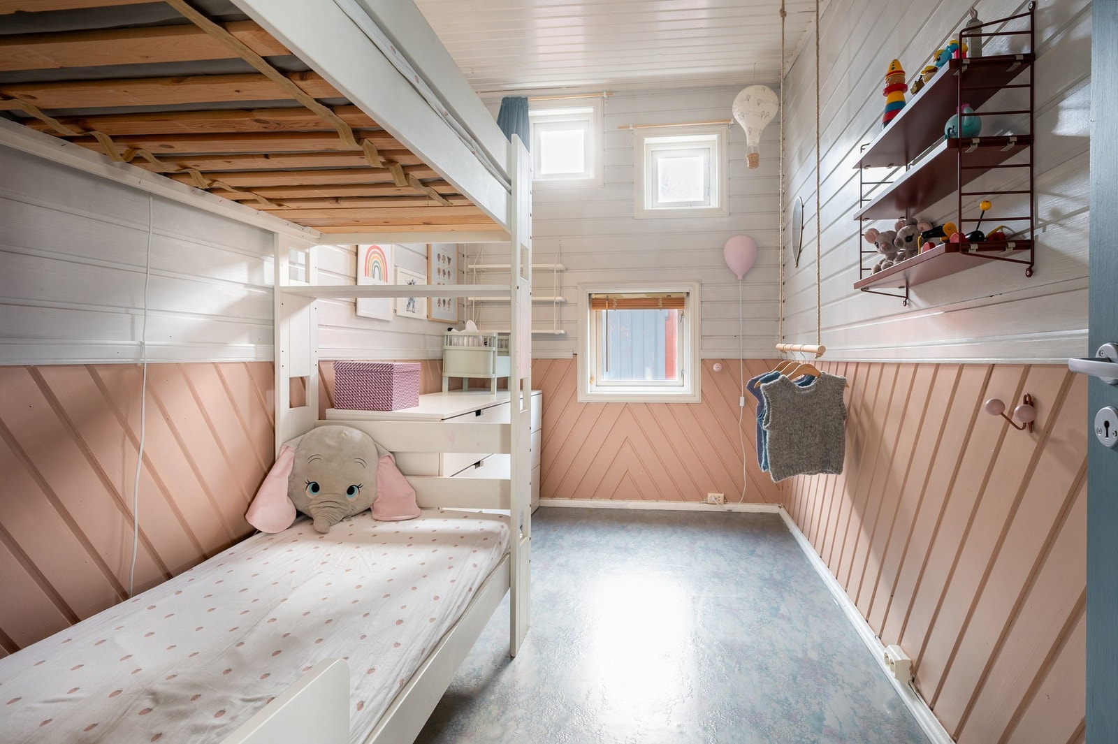 Soverom 2 er et fint barnerom med plass til seng, pult og leker. Galleribilde