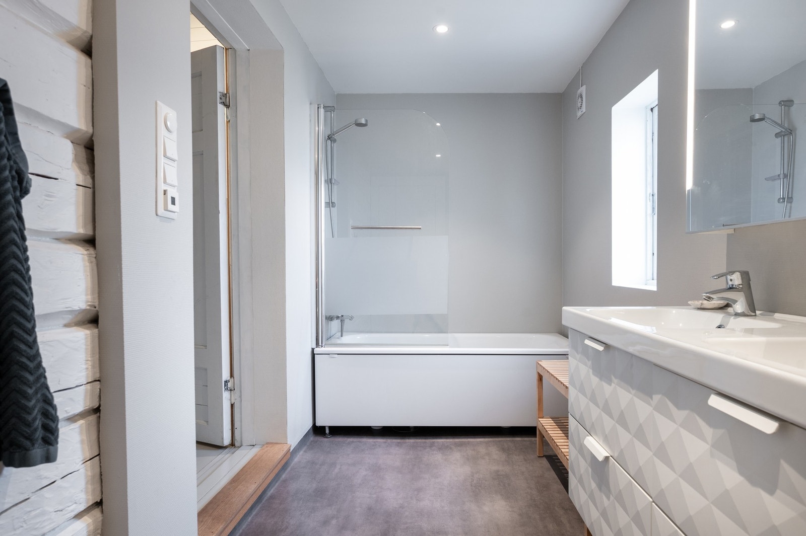 Rommet er godt utnyttet og innredet med badekar, servantinnredning, speilskap og toalett. Galleribilde