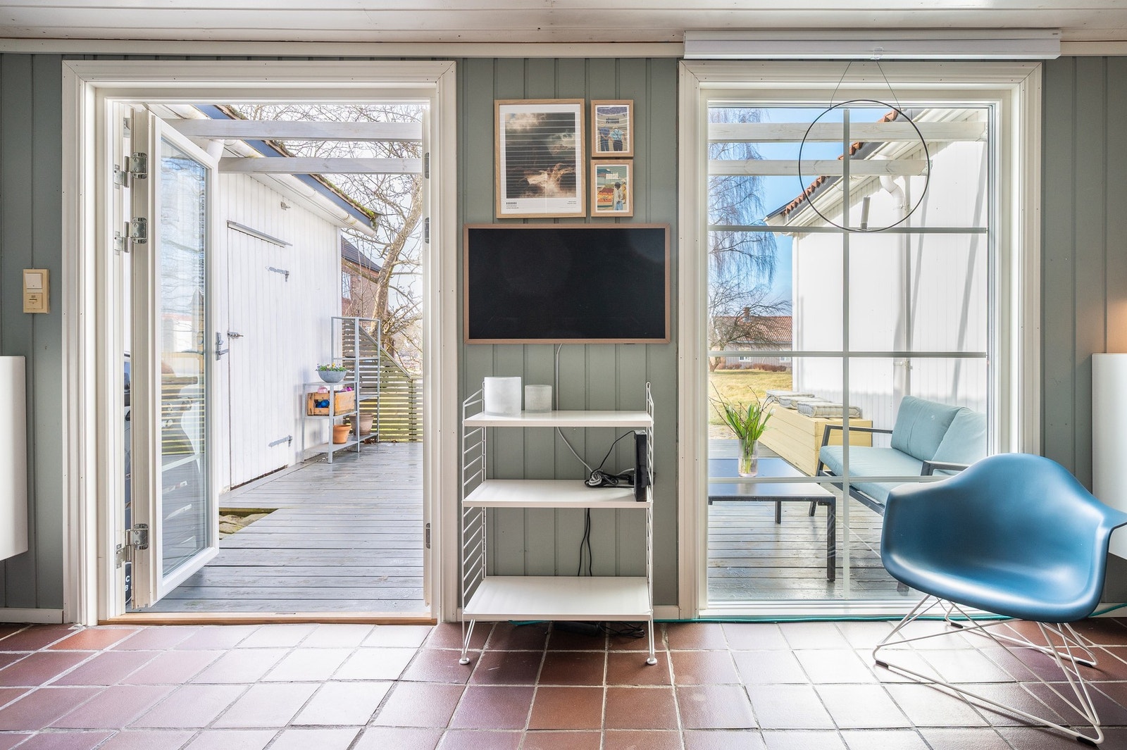 Det er montert ny terrassedør og stort stuevindu mot boligens private uteplass. Galleribilde