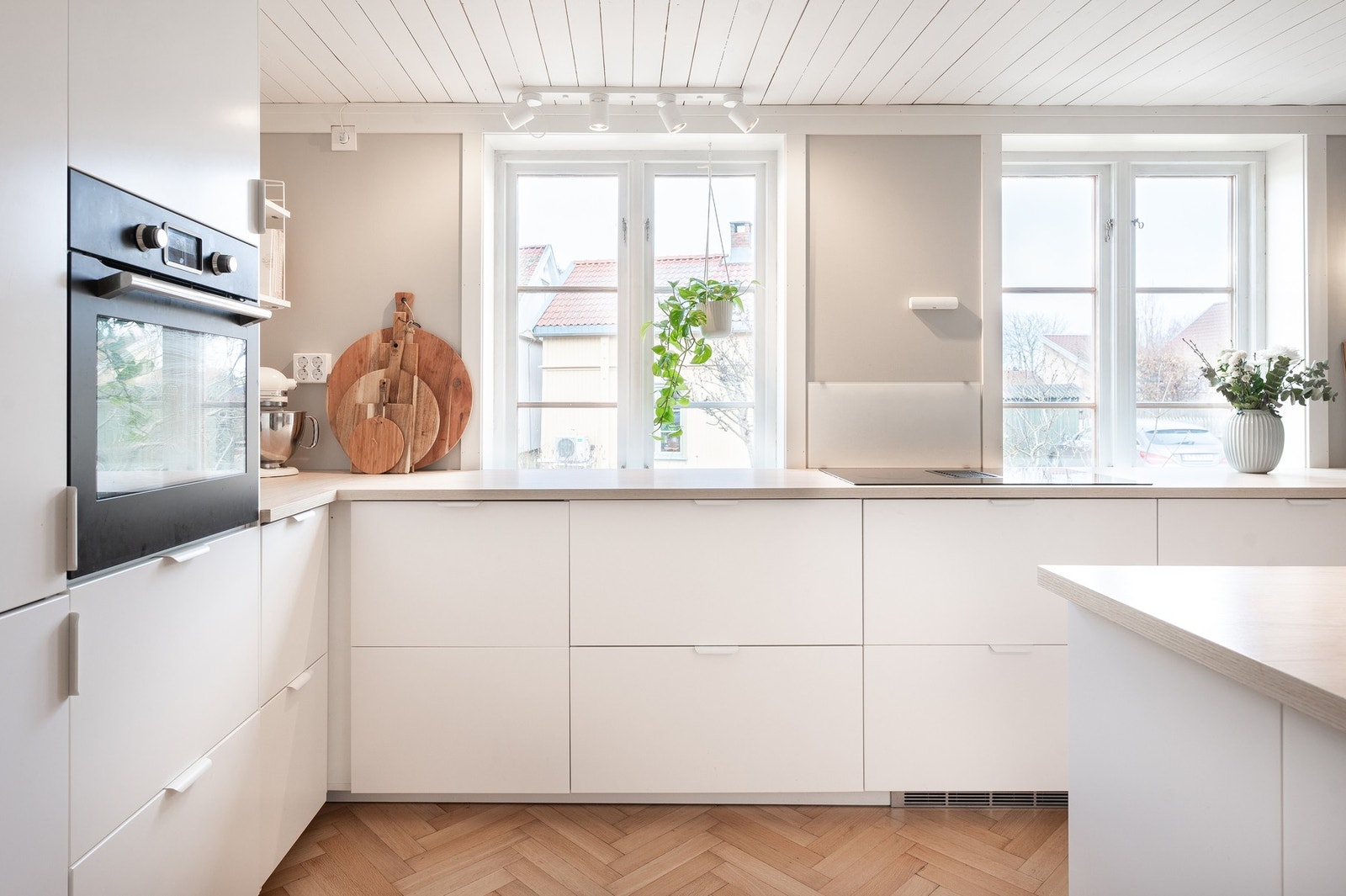 Innredningen er utstyrt med integrert stekeovn, induksjonstopp med integrert ventilator med kullfilter, oppvaskmaskin og kjøleskap med fryserdel. Galleribilde