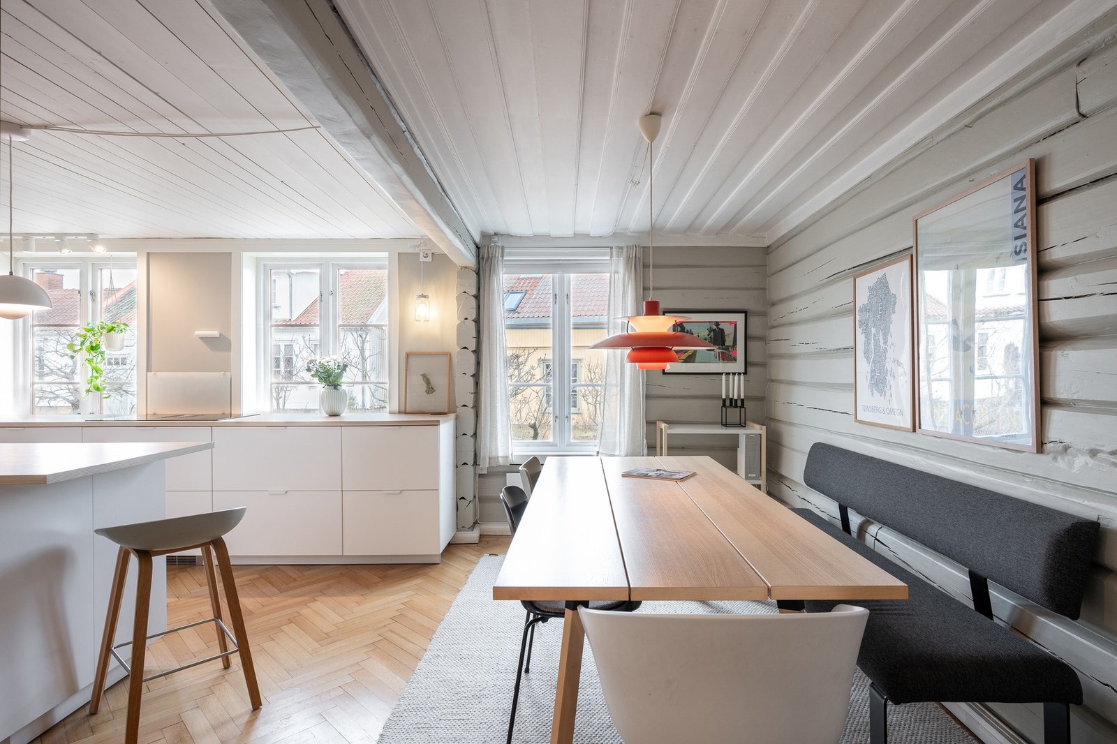 Dette er et sosialt rom med god plass til familie og venner. Galleribilde