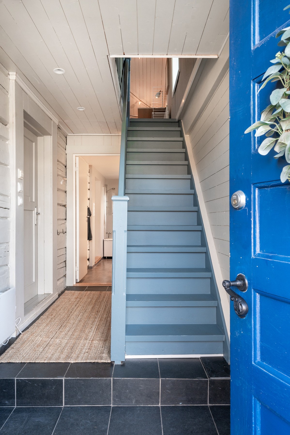 I hallen er det installert LED-spotter i taket, Galleribilde