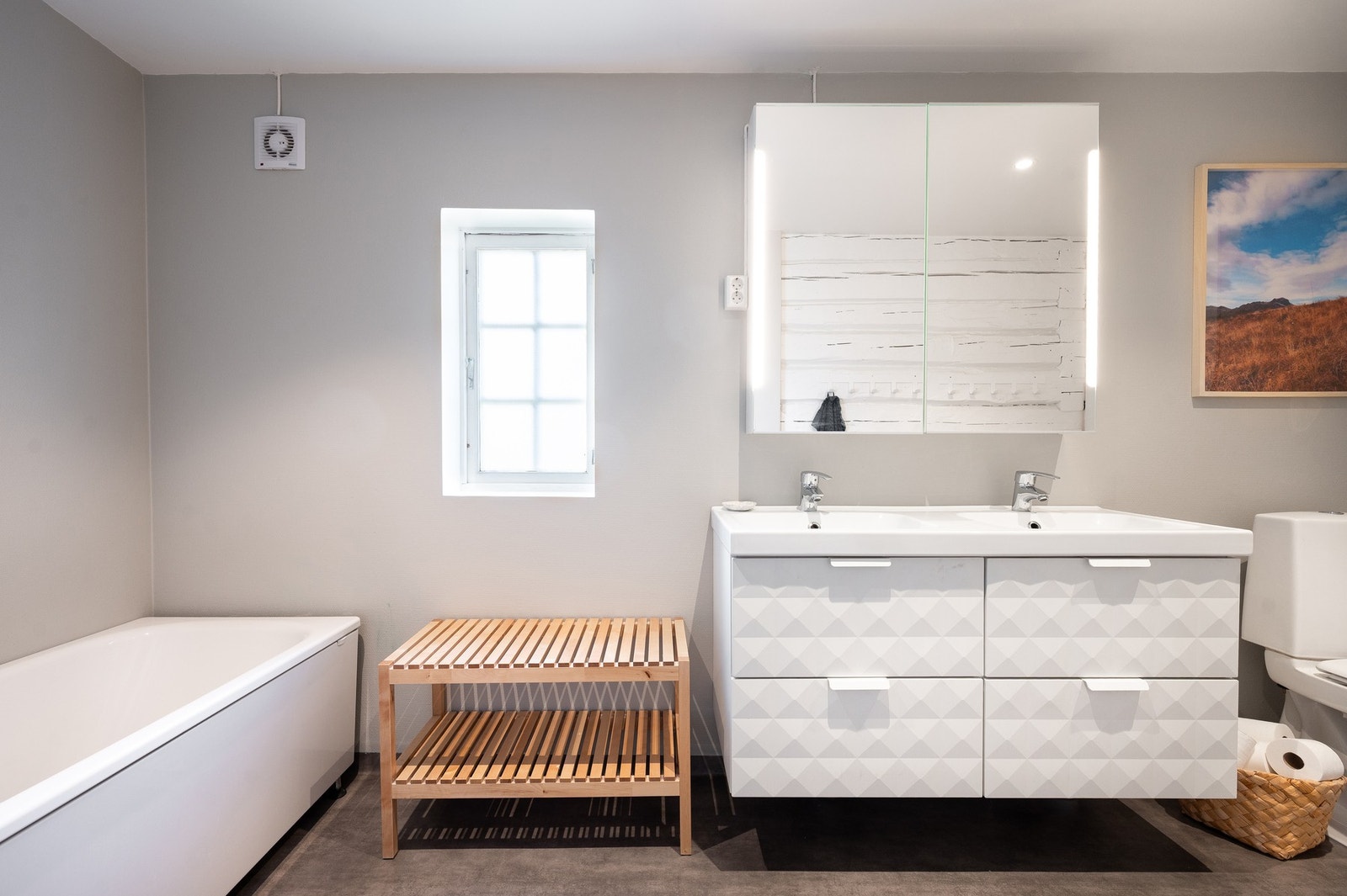 Husets bad er pusset opp i 2019 med nye lyse overflater og innredning. Galleribilde