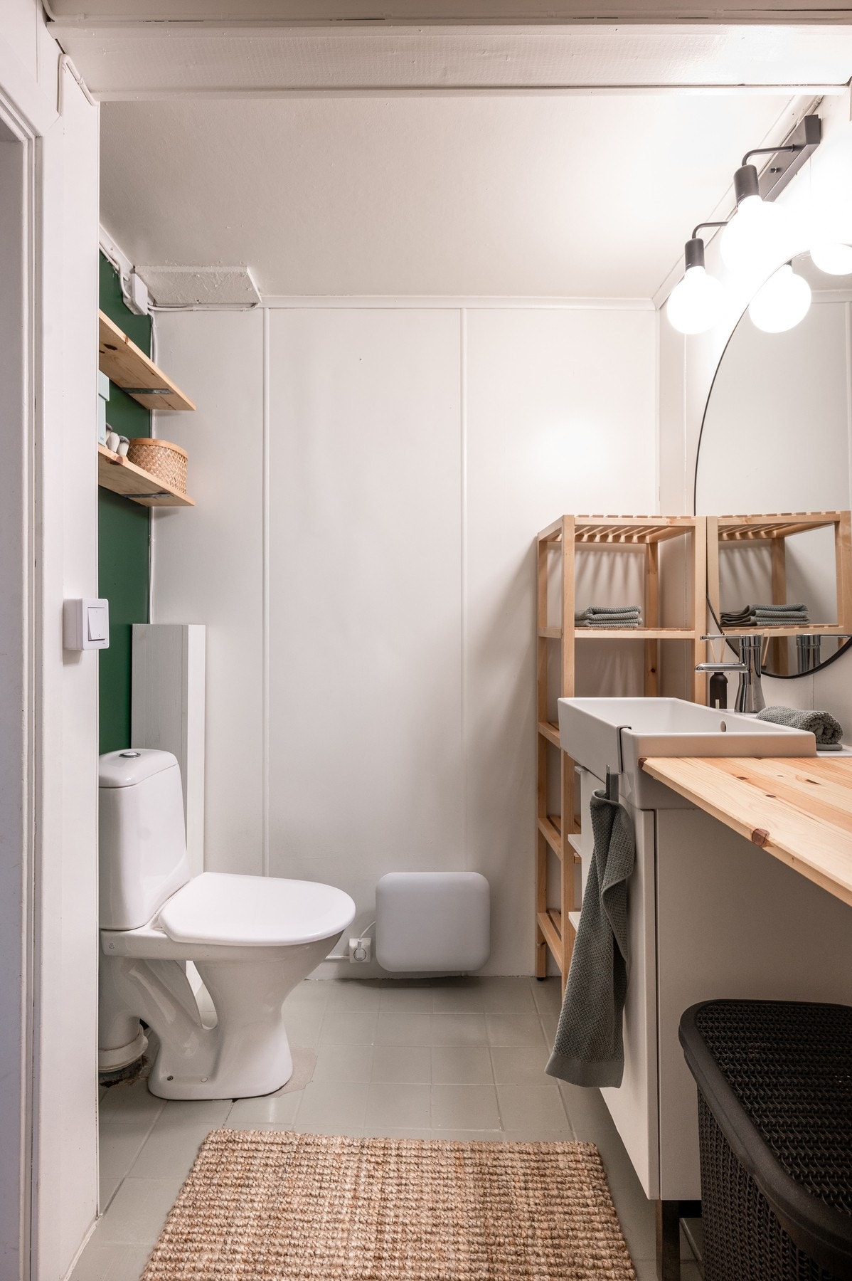 Boligen har et ekstra toalettrom med servant fra 2021. Galleribilde